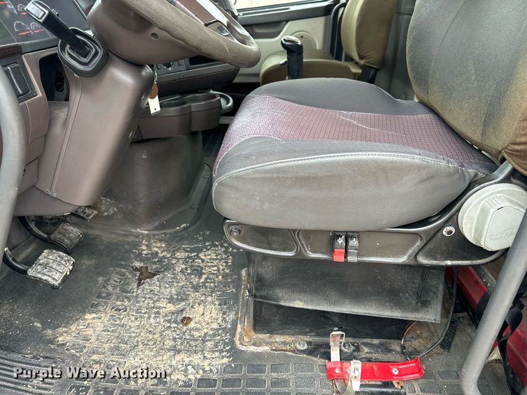 image for item EN5099 2013 Volvo semi truck