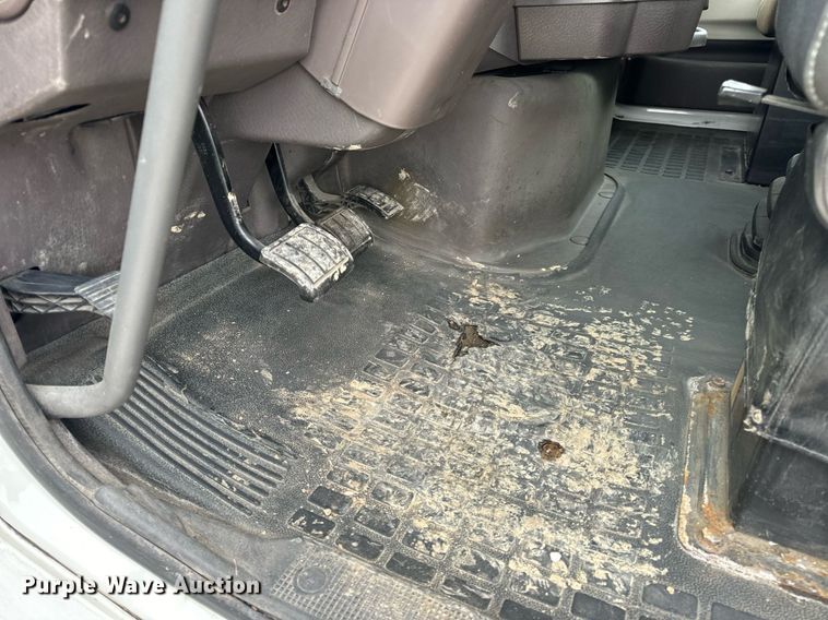 image for item EN5099 2013 Volvo semi truck