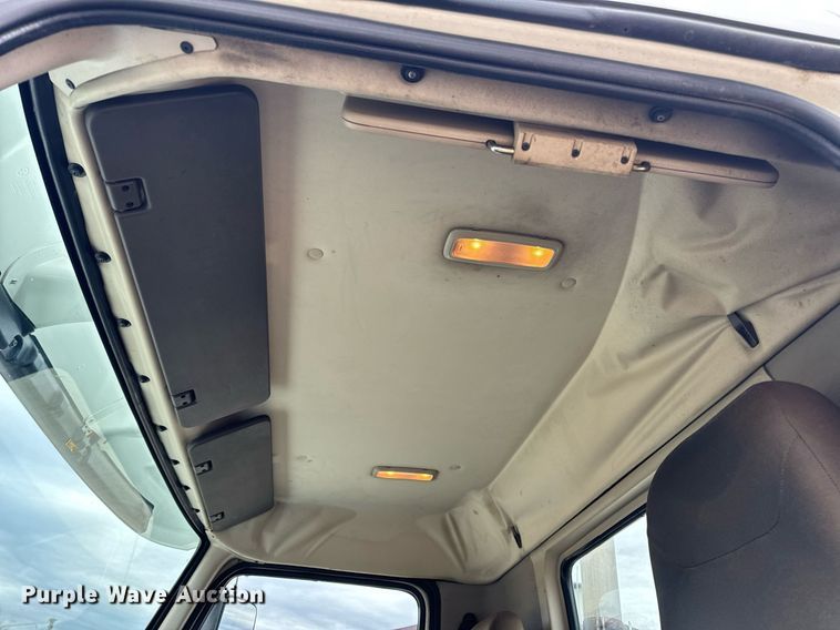 image for item EN5099 2013 Volvo semi truck