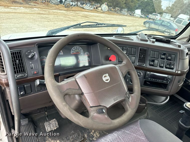 image for item EN5099 2013 Volvo semi truck