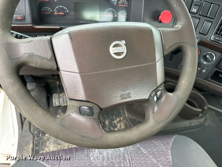 image for item EN5099 2013 Volvo semi truck