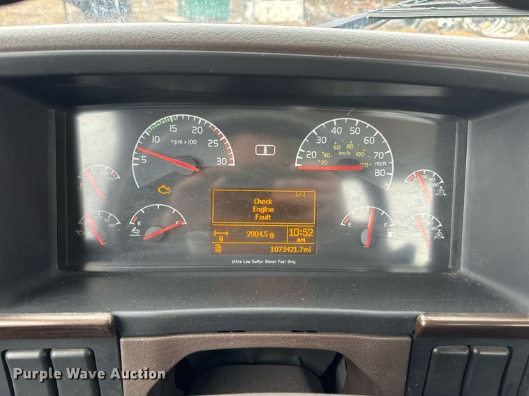 image for item EN5099 2013 Volvo semi truck