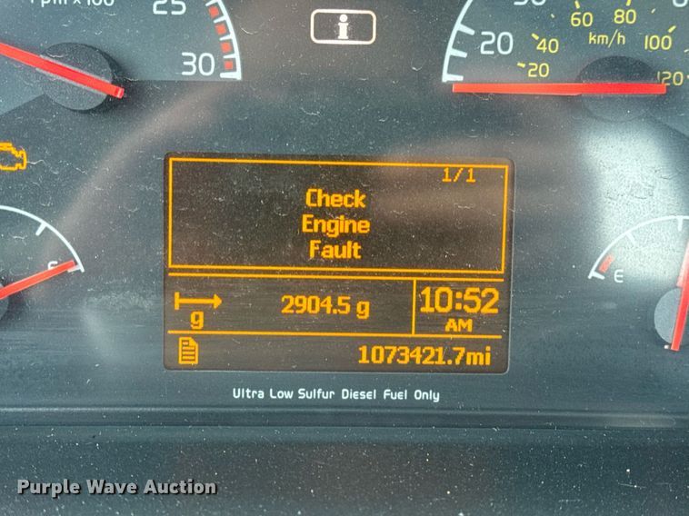 image for item EN5099 2013 Volvo semi truck