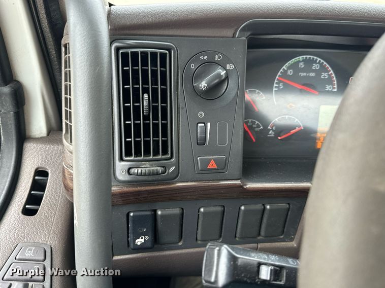 image for item EN5099 2013 Volvo semi truck