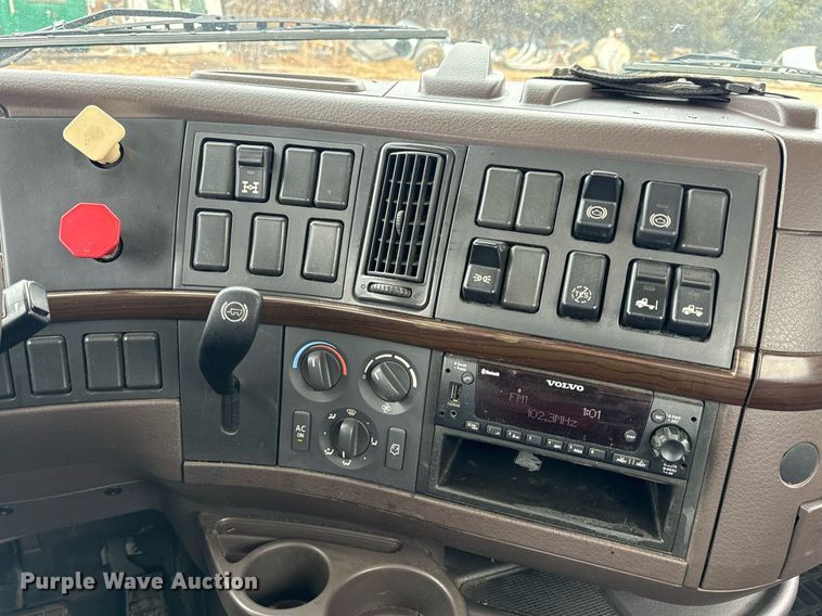 image for item EN5099 2013 Volvo semi truck