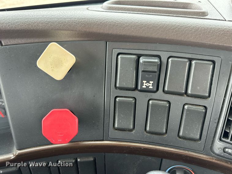 image for item EN5099 2013 Volvo semi truck