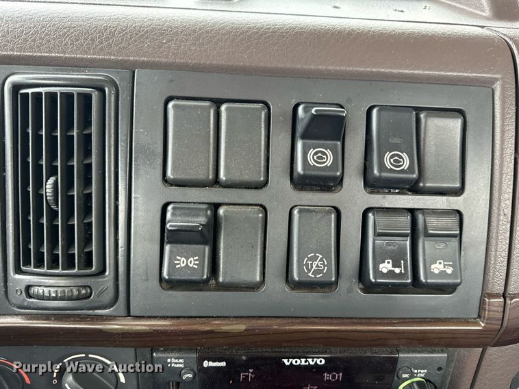 image for item EN5099 2013 Volvo semi truck