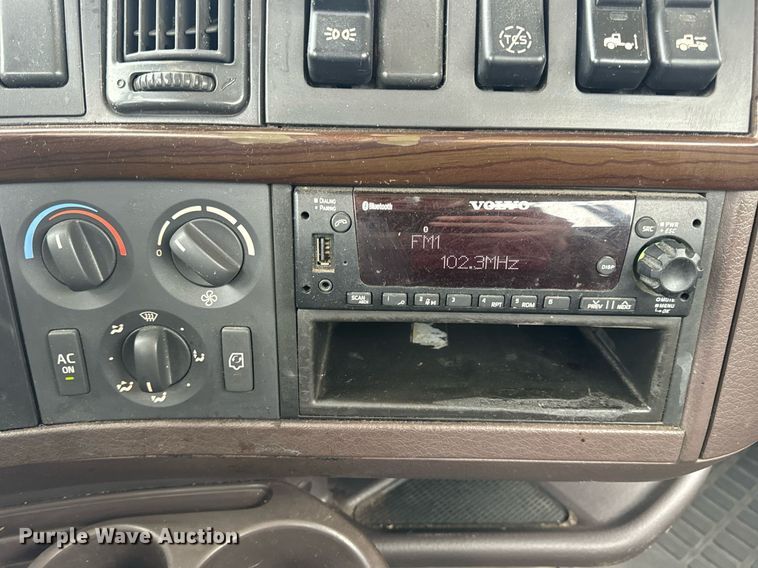 image for item EN5099 2013 Volvo semi truck