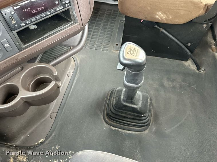 image for item EN5099 2013 Volvo semi truck