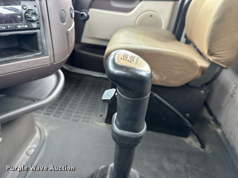 image for item EN5099 2013 Volvo semi truck