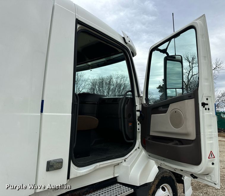 image for item EN5099 2013 Volvo semi truck