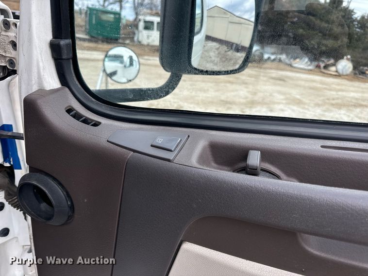 image for item EN5099 2013 Volvo semi truck