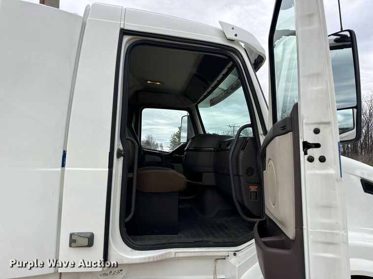 image for item EN5099 2013 Volvo semi truck