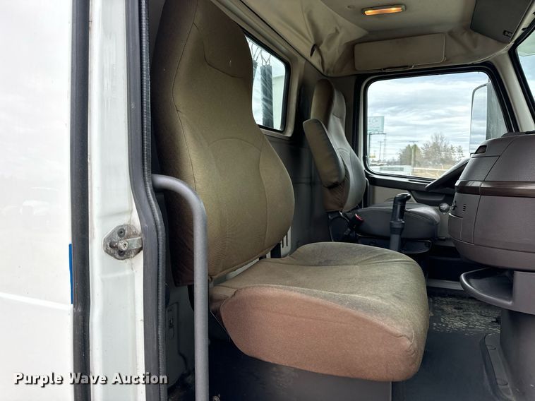 image for item EN5099 2013 Volvo semi truck