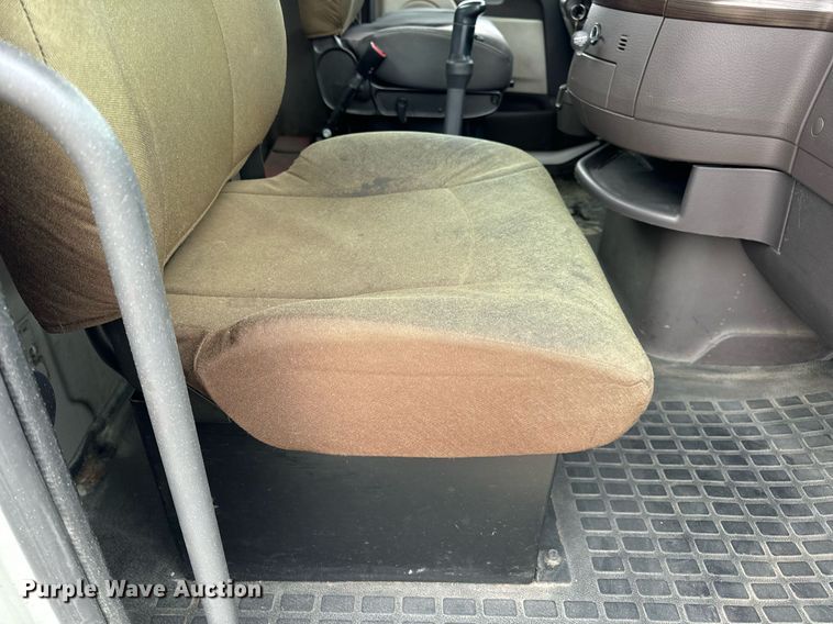 image for item EN5099 2013 Volvo semi truck