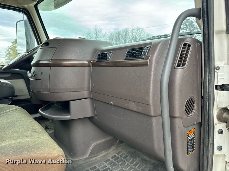 image for item EN5099 2013 Volvo semi truck