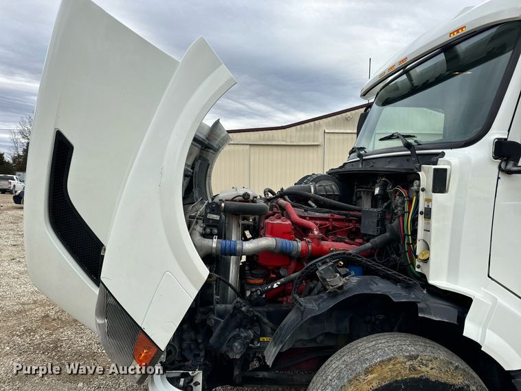 image for item EN5099 2013 Volvo semi truck