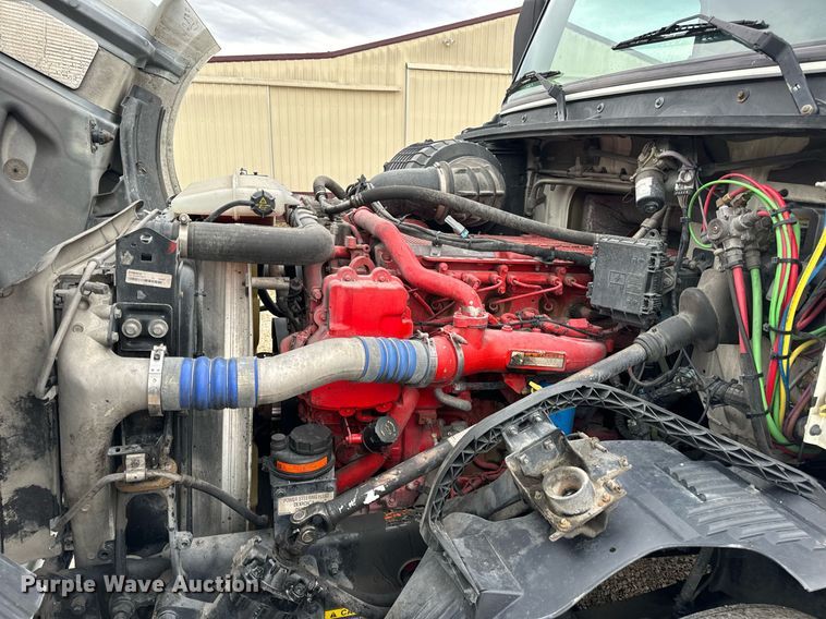 image for item EN5099 2013 Volvo semi truck