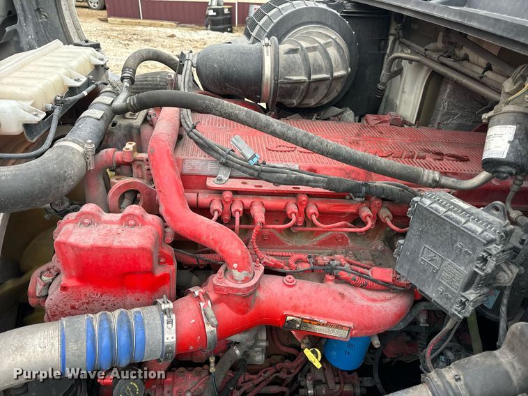 image for item EN5099 2013 Volvo semi truck