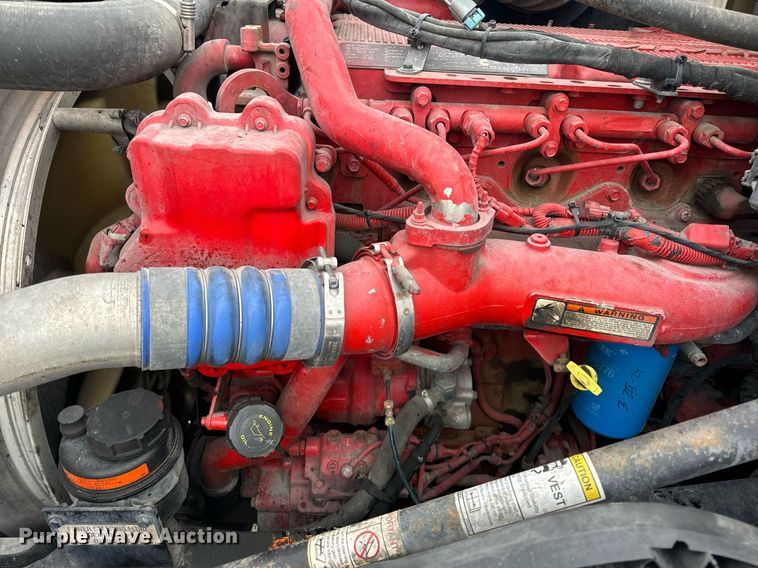 image for item EN5099 2013 Volvo semi truck