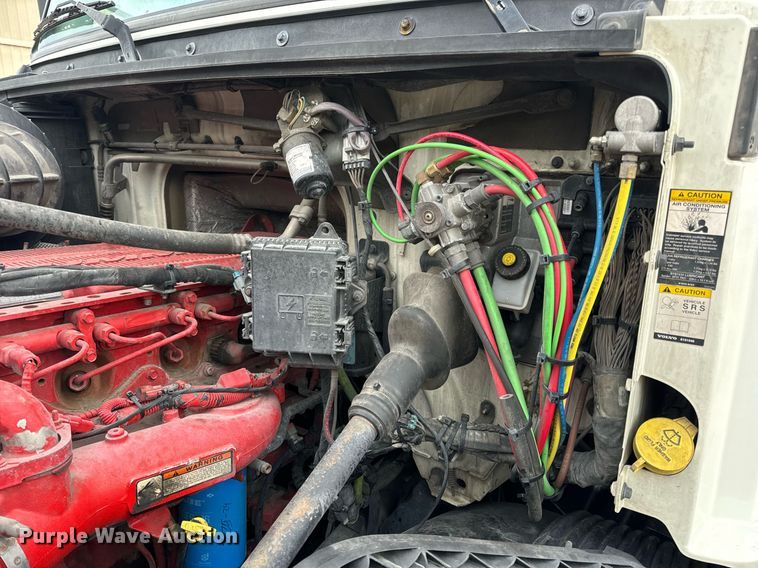 image for item EN5099 2013 Volvo semi truck