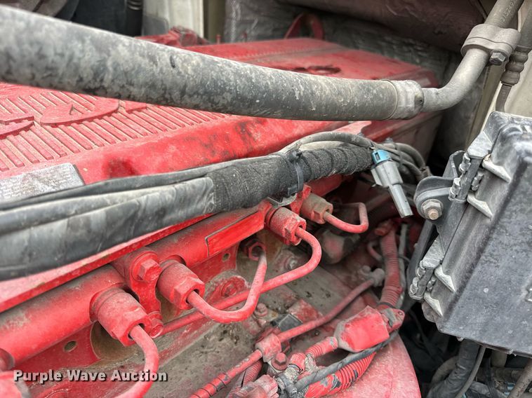 image for item EN5099 2013 Volvo semi truck