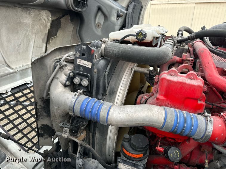 image for item EN5099 2013 Volvo semi truck