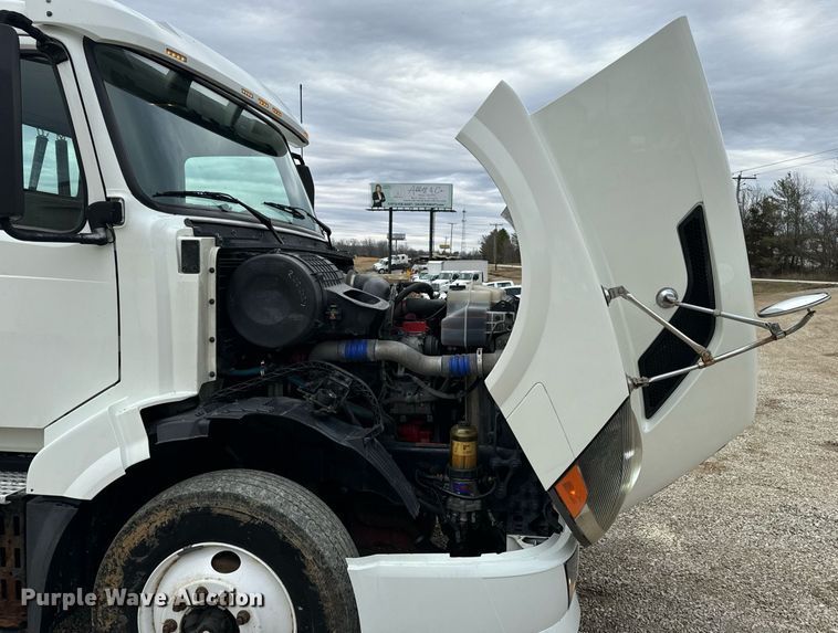 image for item EN5099 2013 Volvo semi truck