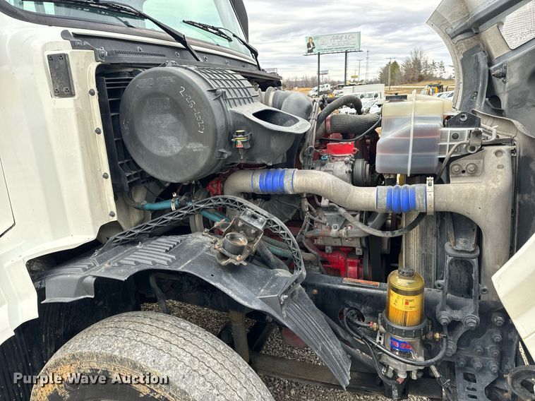 image for item EN5099 2013 Volvo semi truck