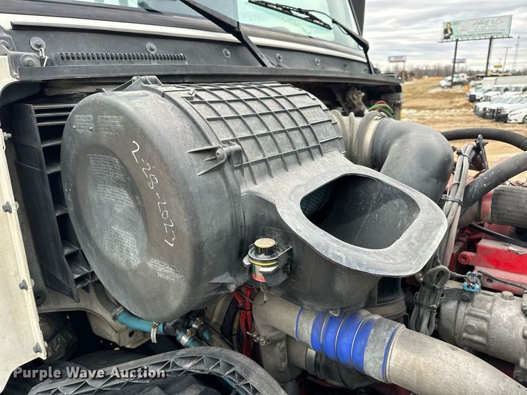 image for item EN5099 2013 Volvo semi truck