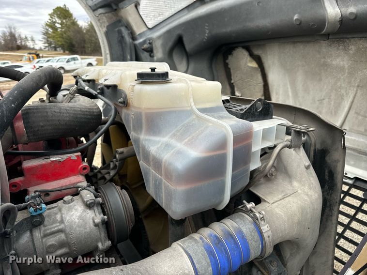 image for item EN5099 2013 Volvo semi truck