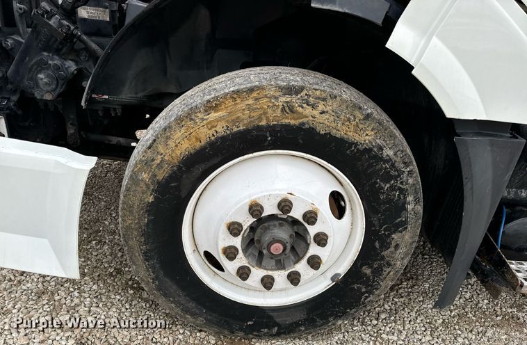 image for item EN5099 2013 Volvo semi truck