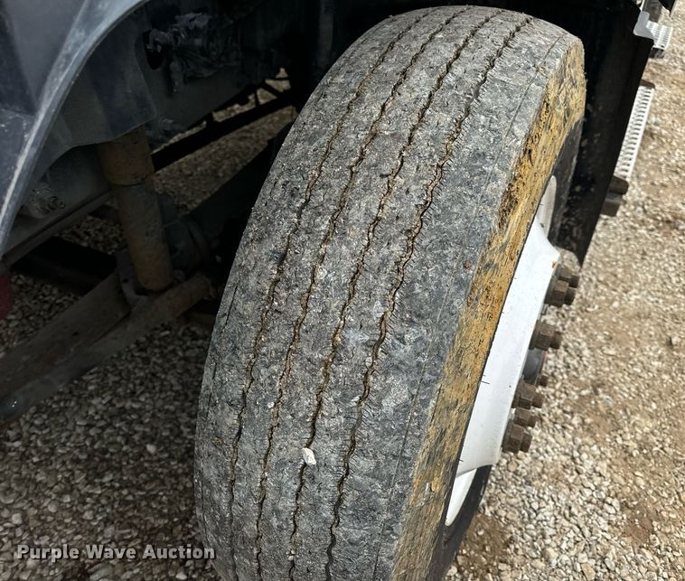 image for item EN5099 2013 Volvo semi truck