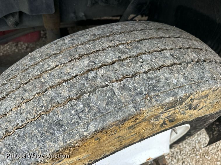 image for item EN5099 2013 Volvo semi truck