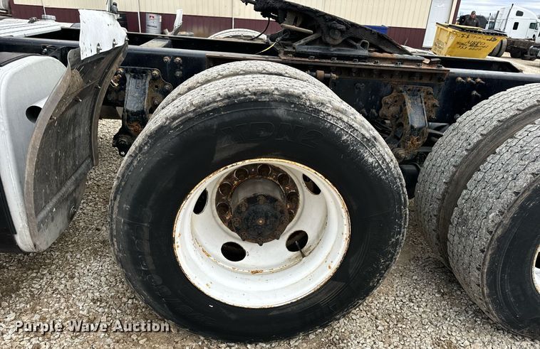 image for item EN5099 2013 Volvo semi truck