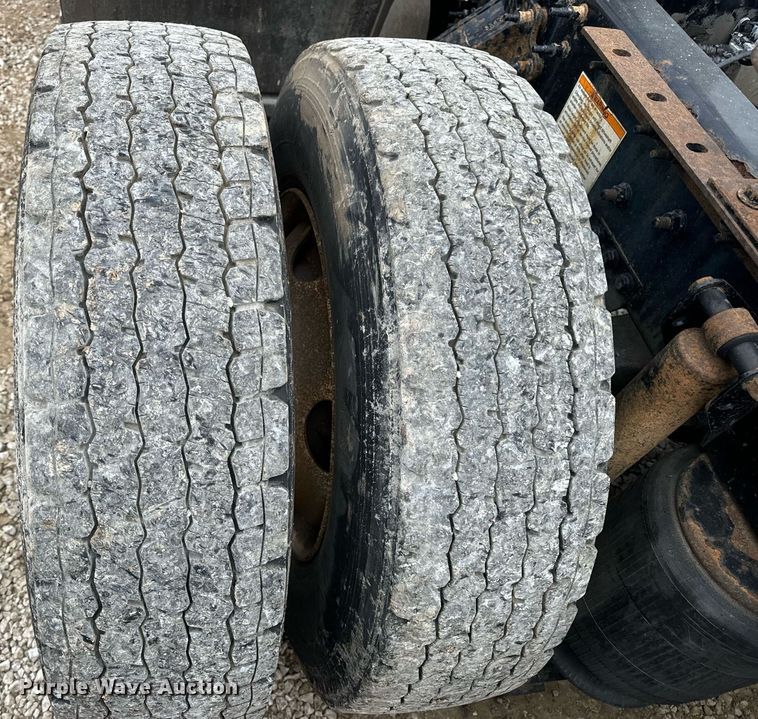 image for item EN5099 2013 Volvo semi truck