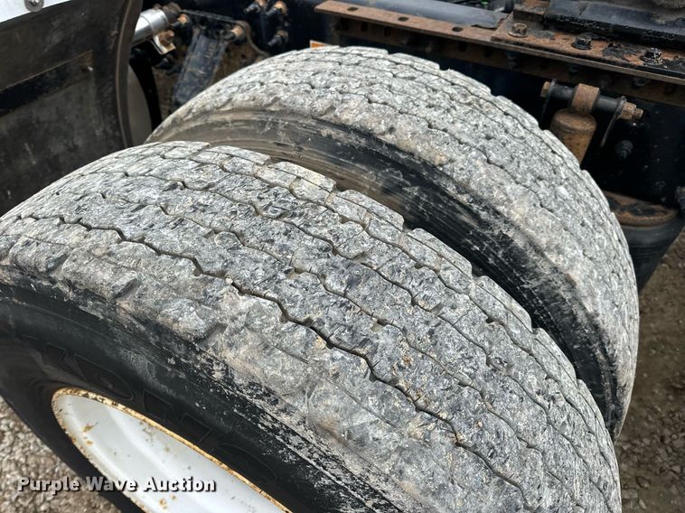 image for item EN5099 2013 Volvo semi truck