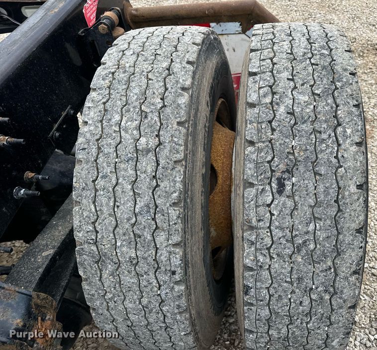 image for item EN5099 2013 Volvo semi truck