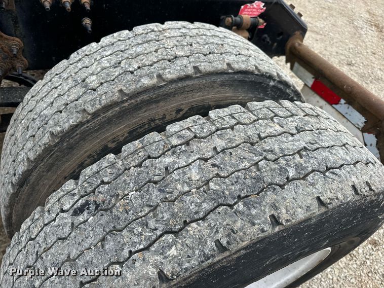 image for item EN5099 2013 Volvo semi truck