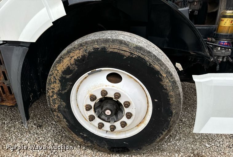 image for item EN5099 2013 Volvo semi truck