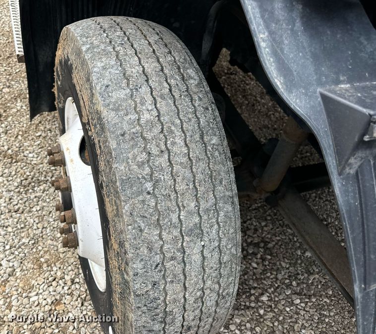 image for item EN5099 2013 Volvo semi truck