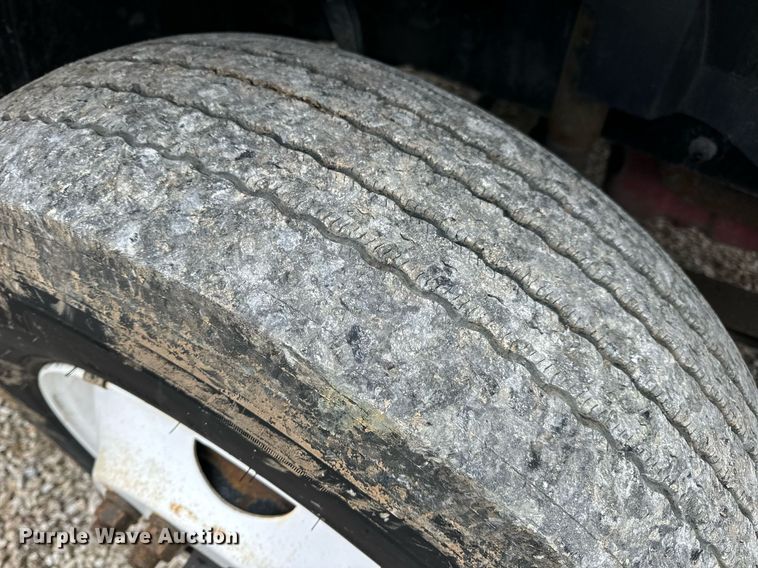 image for item EN5099 2013 Volvo semi truck