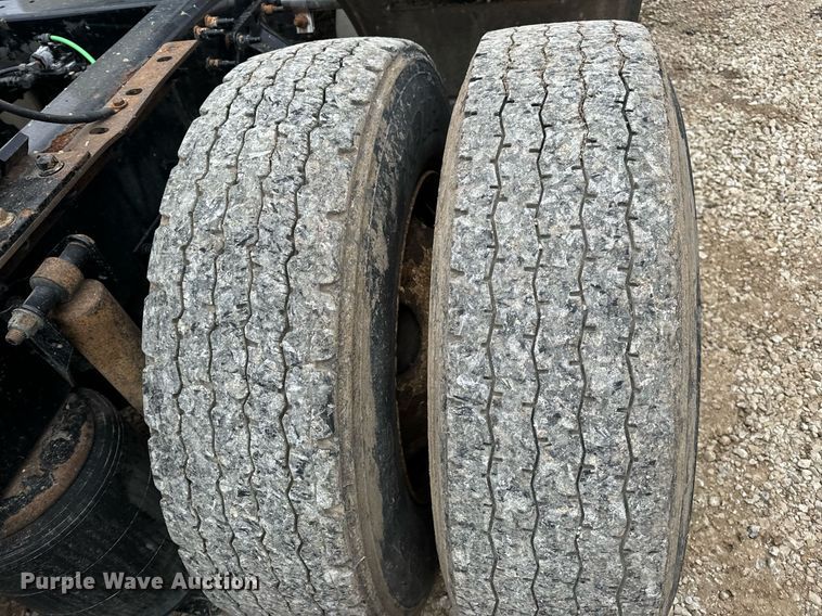 image for item EN5099 2013 Volvo semi truck