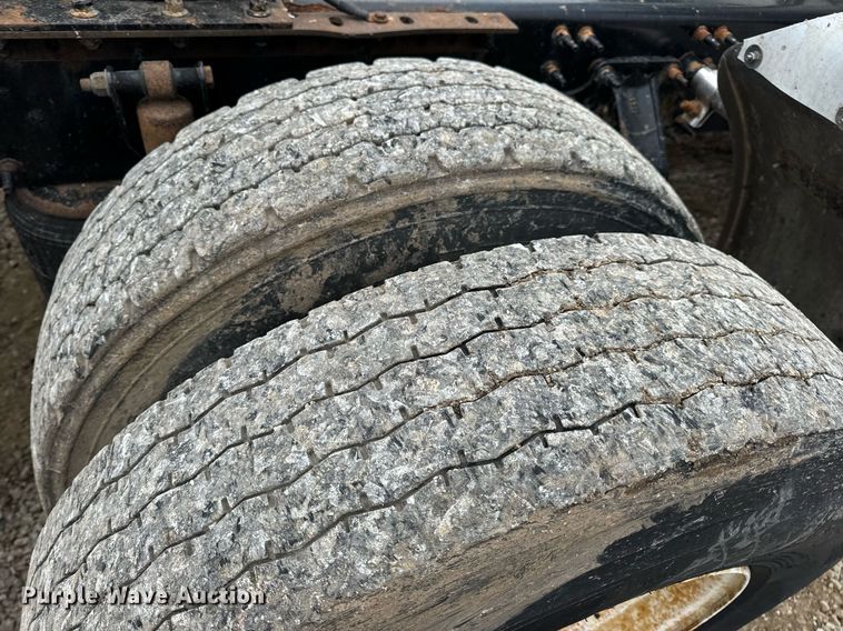 image for item EN5099 2013 Volvo semi truck