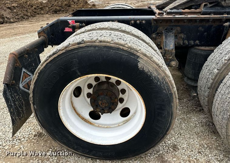 image for item EN5099 2013 Volvo semi truck