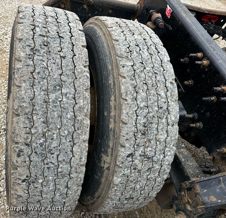 image for item EN5099 2013 Volvo semi truck