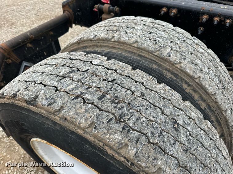 image for item EN5099 2013 Volvo semi truck