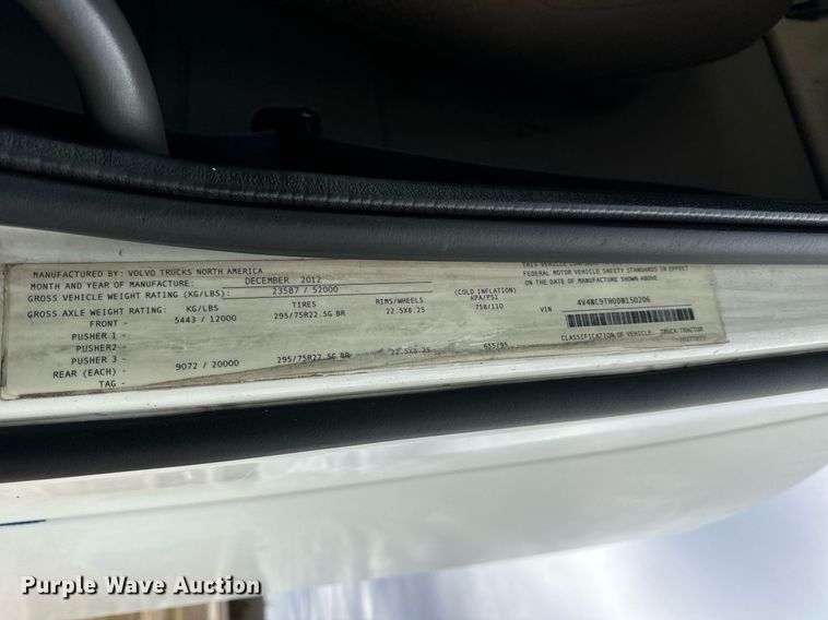 image for item EN5099 2013 Volvo semi truck