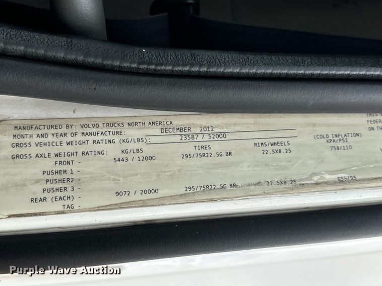 image for item EN5099 2013 Volvo semi truck