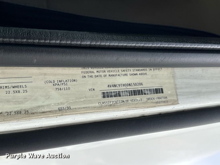 image for item EN5099 2013 Volvo semi truck